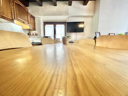 Amplio salón comedor con cocina abierta, mesa de madera, televisor y vistas a las montañas en el apartamento de Vielha