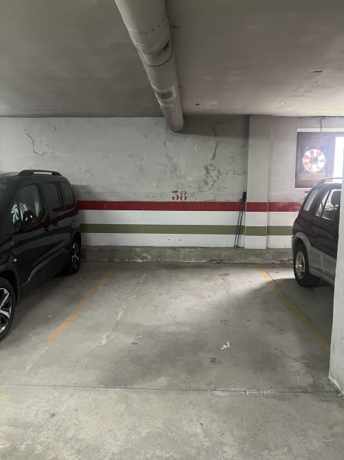 Garaje de aparcamiento subterráneo en el apartamento Era Clau Homes en Vielha, España con dos coches y plaza numerada 58