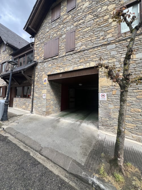 Entrada de piedra con garaje en Vielha, apartamento de montaña con aparcamiento gratuito y acceso autónomo