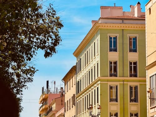 Bâtiments historiques colorés à Porto-Vecchio avec architecture méditerranéenne traditionnelle et fenêtres à volets