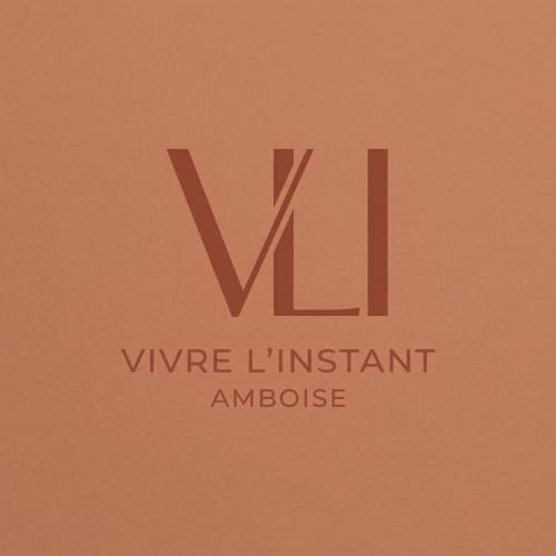 Logo « Vivre l'Instant Amboise » sur fond terre cuite - hôtel de luxe à Saint-Règle, France