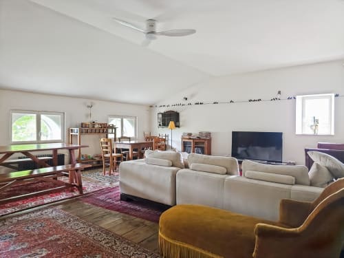 Salon moderne de la Villa Rhona B&B à Andancette avec canapé crème, fauteuil doré et mobilier en bois