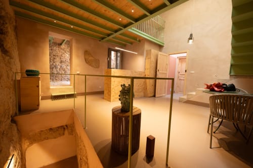 Suite moderna a Mileca Sciù Sciù a Sciacca con travi in legno, sculture artistiche e arredi contemporanei
