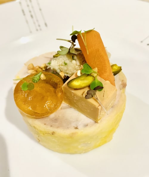 Élégant dessert dressé chez Maison Nolette : mousse de foie gras, pomme caramélisée, pistache et microgreens