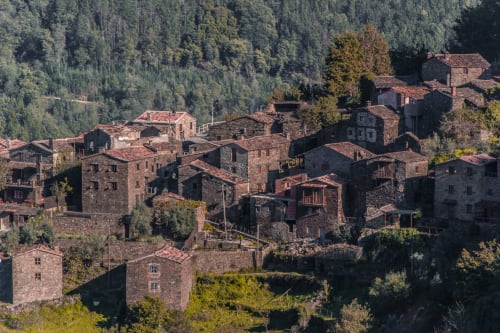 Aldeia histórica de pedra aninhada em colinas florestadas perto de Góis, Portugal - SOTAM Country House