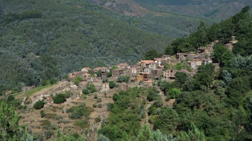 Casa de Campo SOTAM na aldeia de montanha de Góis, Portugal, rodeada por floresta verdejante