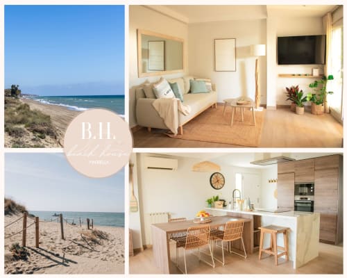 Casa Perla en Marbella con vistas al mar, sala moderna con sofá, cocina-comedor y acceso directo a la playa