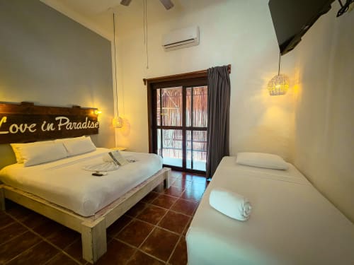 Habitación Superior Plus en 40 Cañones Hotel de Mahahual con cama doble, cama individual, puertas al balcón e iluminación cálida