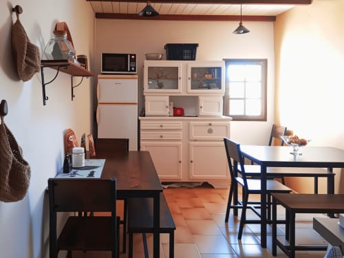 Cuisine et salle à manger de la Chambre d'hôtes Domaine de Cabrières à Saint-Jean-du-Gard, avec mobilier vintage et décoration rustique
