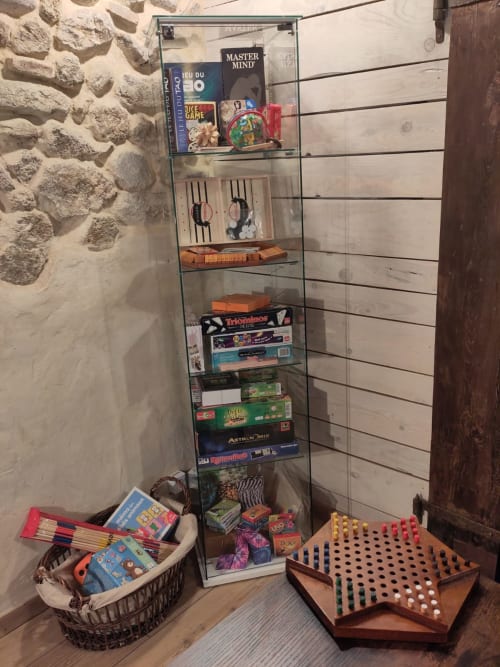 Vitrine de jeux de société vintage au Domaine de Cabrières, Saint-Jean-du-Gard