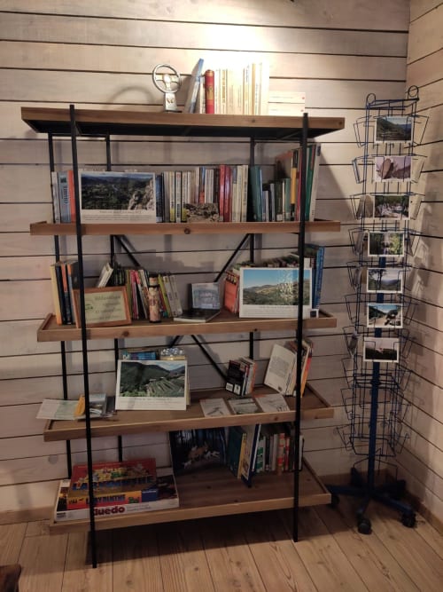 Étagère en bois avec livres, CD et photos de voyage au Domaine de Cabrières à St Jean Du Gard