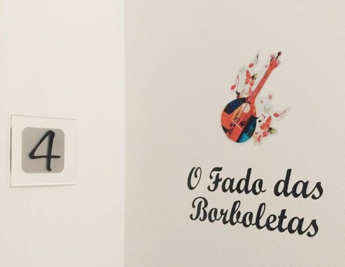 Placa da Sala 4 com ilustração de violino vermelho e notas musicais no hotel boutique SOTAM Country House em Góis, Portugal