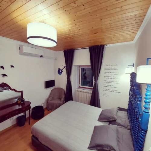 Quarto suite moderno da SOTAM Country House em Góis com teto de madeira, vista para piscina, ar condicionado e design contemporâneo