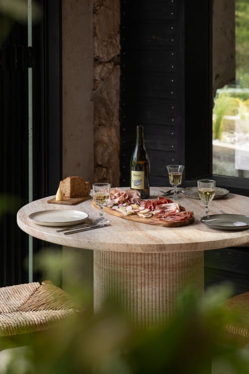 Table élégante au Moulin Moulin B&B à Dannes avec vin, charcuterie, pain et couverts