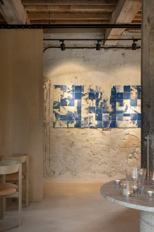 Espace de restauration Moulin Moulin à Dannes avec briques apparentes rustiques, mur en mosaïque de carrelage bleu et luminaires modernes
