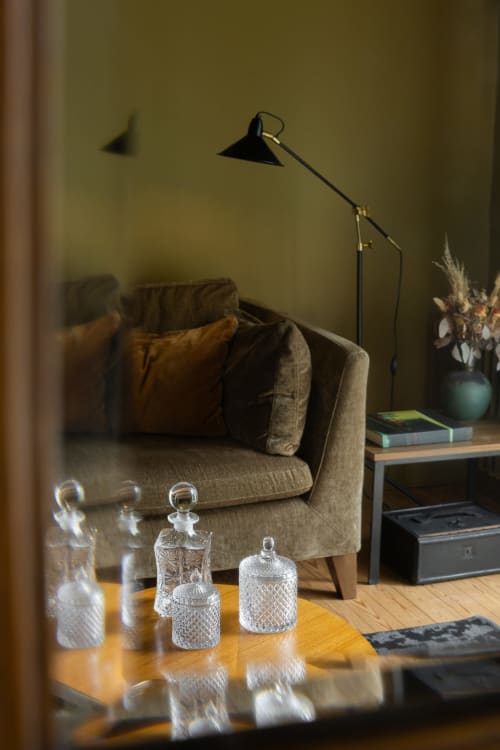 Elegant living room at Moulin Moulin B&B in Dannes with comfortable seating, modern lamp, and decorative glassware on wooden