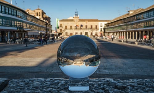 Esfera de cristal reflejando la Plaza Mayor con edificios históricos en Almagro, Ciudad Real, España