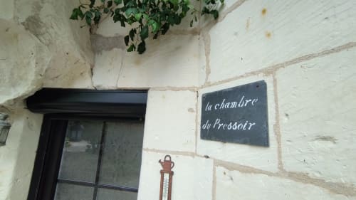 Enseigne d'entrée de La Chambre du Pressoir aux Troglos de Beaulieu, gîte à Beaulieu-lès-Loches, France
