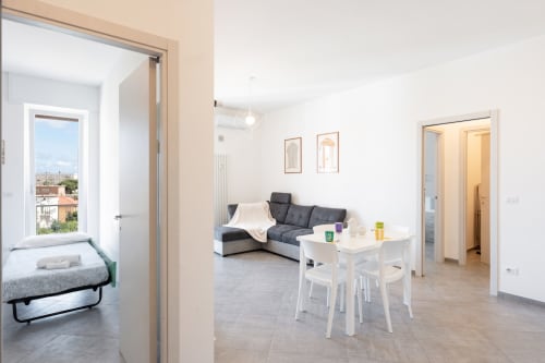 Appartamento Maestrale a Finale Ligure con vista mare, soggiorno, tavolo da pranzo, divano e camera da letto con balcone
