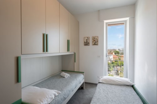 Camera doppia con dettagli verdi e balcone vista mare presso Maestrale, Finale Ligure