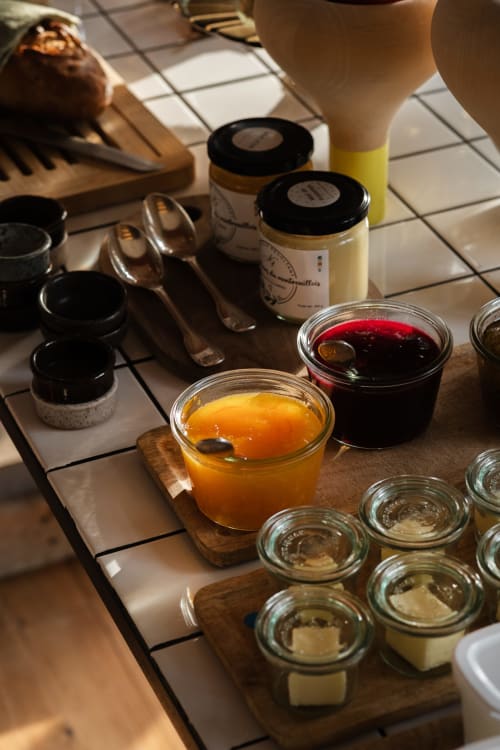 Vitrine de confitures et pâtes à tartiner artisanales à la Maison d'hôtes Moulin Moulin à Dannes, France