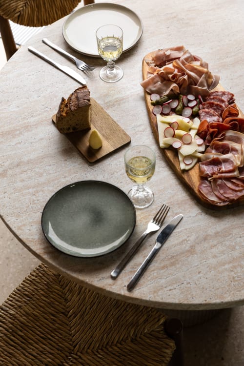Élégante planche de charcuterie et fromages dressée à table à Moulin Moulin B&B à Dannes, France