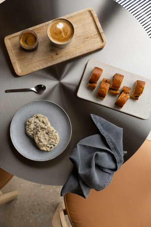 Petit-déjeuner artisanal au B&B Moulin Moulin à Dannes : espresso, viennoiseries et pains frais sur plateau bois.