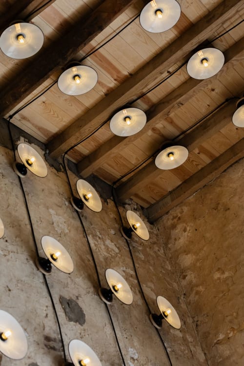 Luminaires industriels au Moulin Moulin, gîte rustique à Dannes avec poutres en bois et suspensions