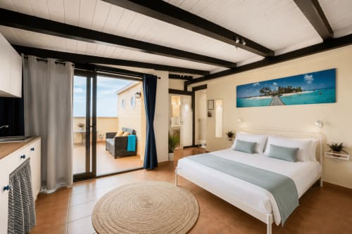 Helles Schlafzimmer mit Queensize-Bett, Meerblick und Balkonzugang im Sara & Gino Fuerteventura in Corralejo