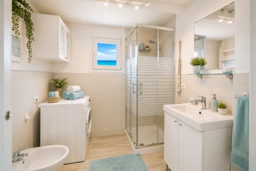 Modernes Badezimmer im Casa Carlo in Corralejo mit begehbarer Dusche, weißem Waschtisch und Türkisakzenten