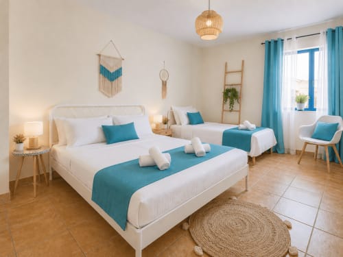 Helles Familienzimmer mit zwei Betten, Türkisakkenten, Holzmöbeln und modernen Annehmlichkeiten im Sara & Gino in Corralejo.
