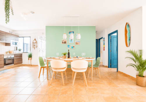 Moderner Essbereich im Sara & Gino Family Home in Corralejo mit Holztisch, mintgrüner Akzentwand und Küstendekoration