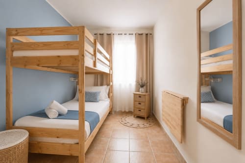 Familienschlafzimmer mit Holzstockbetten, blauen Akzentwänden und Terrakottaboden im Apartment Sara & Gino in Corralejo
