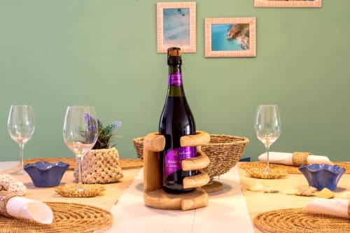 Elegant gedeckter Esstisch mit Weinflasche, Gläsern, Tischsets und Vorspeisen im Apartment Sara & Gino in Corralejo