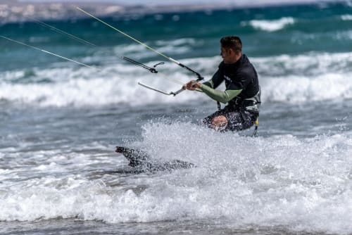 Kitesurfer reitet Wellen in Corralejo, Fuerteventura, in der Nähe von Strandapartments