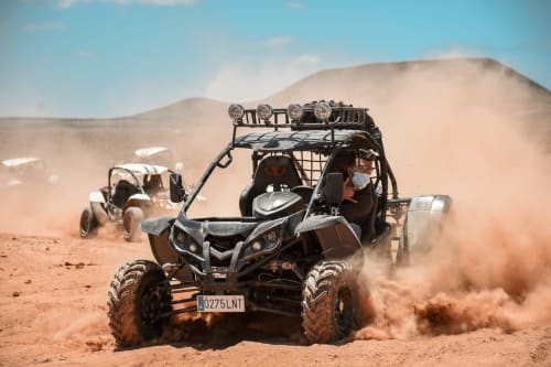 Dune-Buggy-Tour in der Wüste von Corralejo, Fuerteventura mit mehreren Fahrzeugen und Sandlandschaft