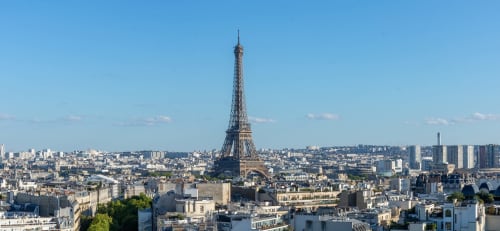 Vue de la Tour Eiffel et de Paris depuis l'hôtel Kawichimmo Locations dans le quartier du Louvre, France