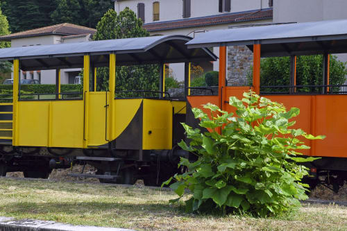 Anciens wagons ferroviaires colorés au Domaine de Cabrières B&B à Saint-Jean-du-Gard, France