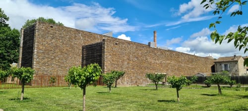 Bâtiment en pierre moderne avec vignoble au Domaine de Cabrières, un gîte français à Saint-Jean-du-Gard