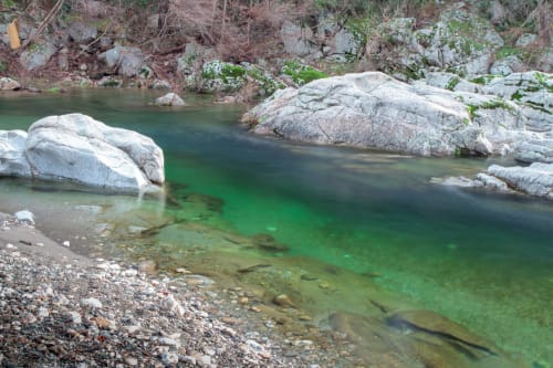 Rivière d'émeraude cristalline avec rochers lisses au Domaine de Cabrières, St Jean Du Gard
