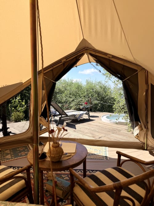 Vue depuis la tente glamping d'Agritusmo Stecadò, Dolceacqua : terrasse en bois avec transats, piscine et jardin