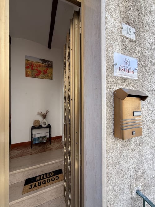 Ingresso dell'appartamento Casa Vacanza Escher presso l'hotel Tales of Abruzzo a Atessa con cassetta postale e zerbino