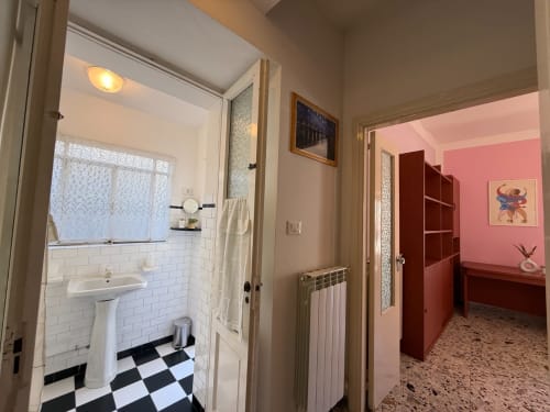 Corridoio dell'appartamento Casa Vacanza Escher presso Tales of Abruzzo, Atessa, con ingresso al bagno e camera da letto rosa con accenti rossi