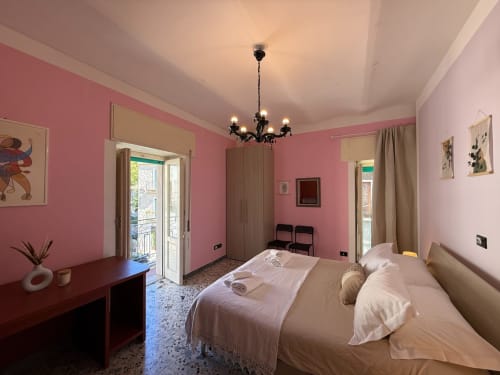 Camera da letto rosa con letti gemelli dell'appartamento Tales of Abruzzo Casa Vacanza Escher ad Atessa, Italia