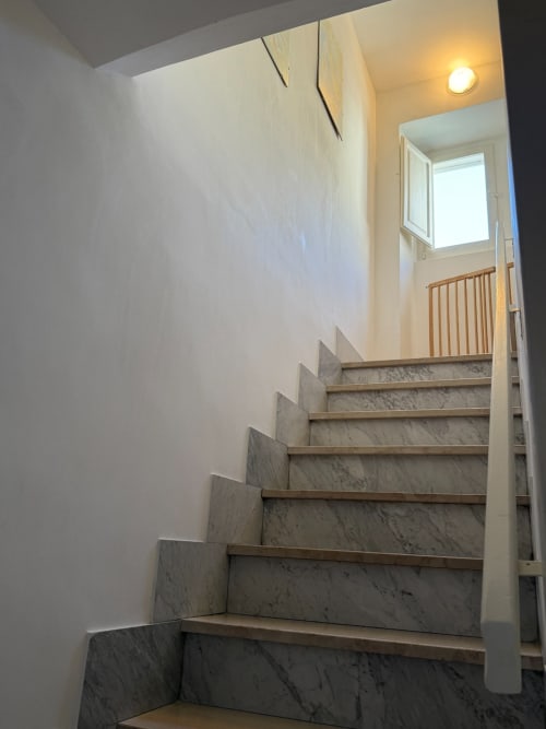 Scala moderna con gradini in marmo e ringhiere in legno nell'appartamento Tales of Abruzzo, Atessa Italia