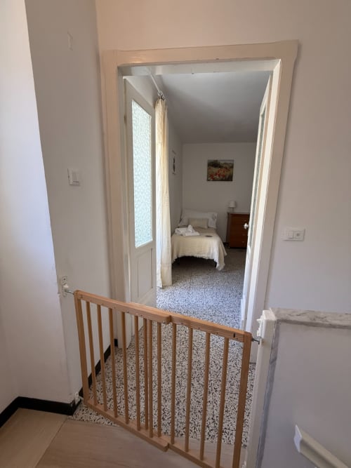 Cancelletto in legno all'ingresso della camera da letto nell'appartamento Tales of Abruzzo, Atessa