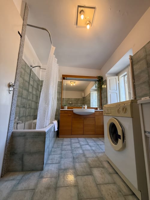 Bagno spazioso nell'appartamento Casa Vacanza Escher di Tales of Abruzzo, Atessa, con vanità in legno, doccia e lavatrice