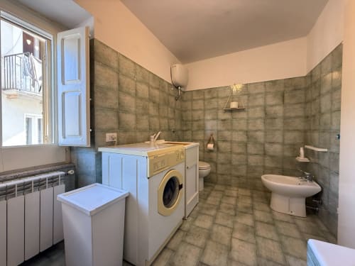 Bagno spazioso nell'appartamento Casa Vacanza Escher di Tales of Abruzzo, Atessa, con lavatrice, water e bidet