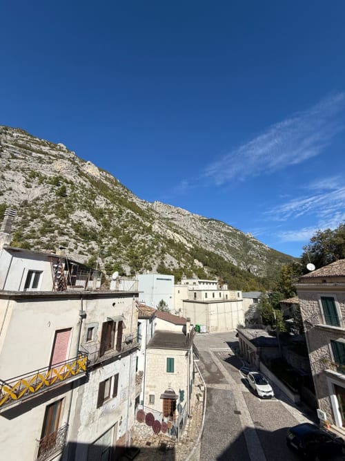 Appartamento Tales of Abruzzo ad Atessa con edifici in pietra e spettacolare scogliera calcarea sotto cielo azzurro