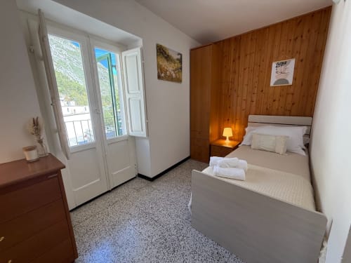 Spaziosa camera da letto a Tales of Abruzzo, Atessa con dettagli in legno, letto, porte-finestre e servizi moderni